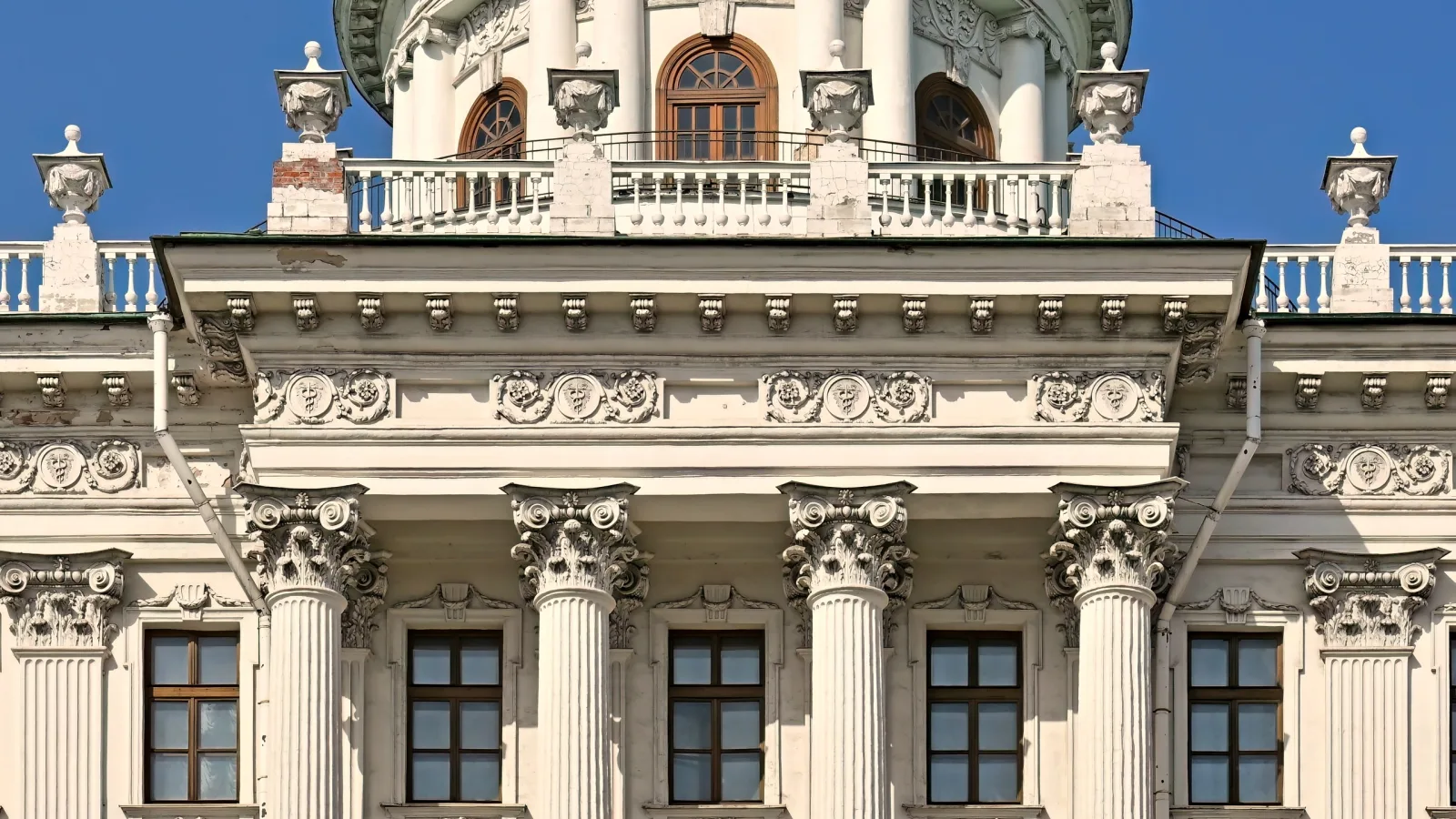 Портик с коринфскими колоннами и балюстрада дома Пашкова под бельведером