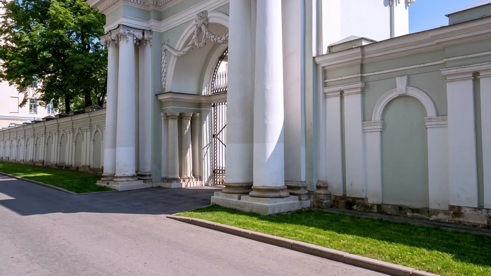 Ворота и ограда парадного двора дома Пашкова в Староваганьковском переулке