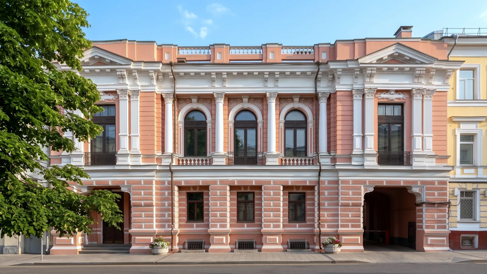 Иллюстрация: розовый фасад особняка Спиридонова в Малом Гнездниковском переулке летним днём