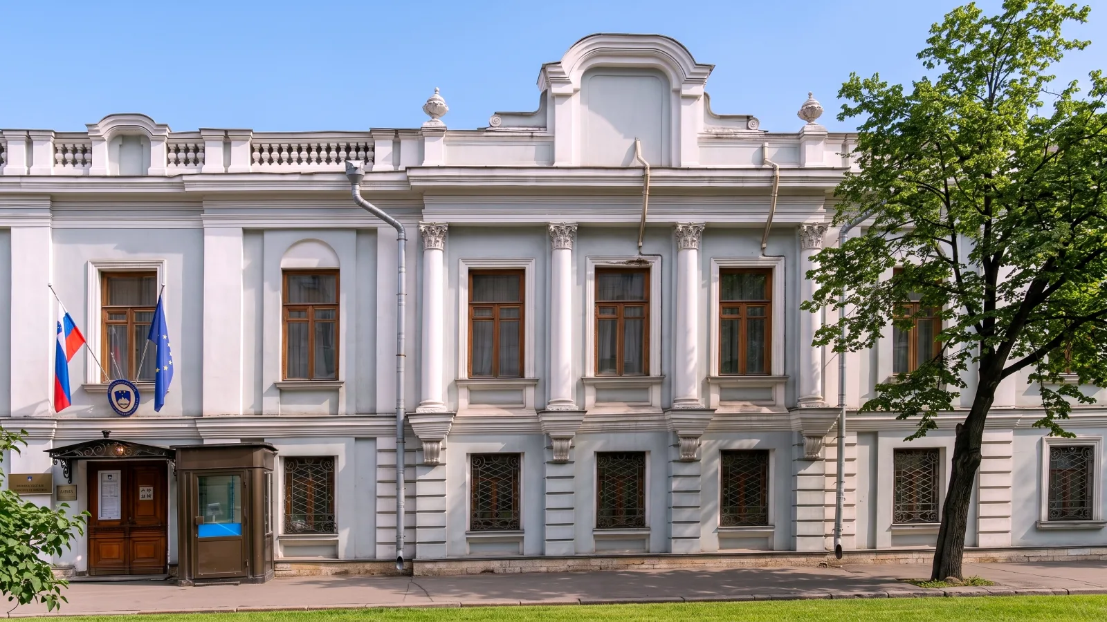 Фасад исторического особняка на Малой Дмитровке в Москве