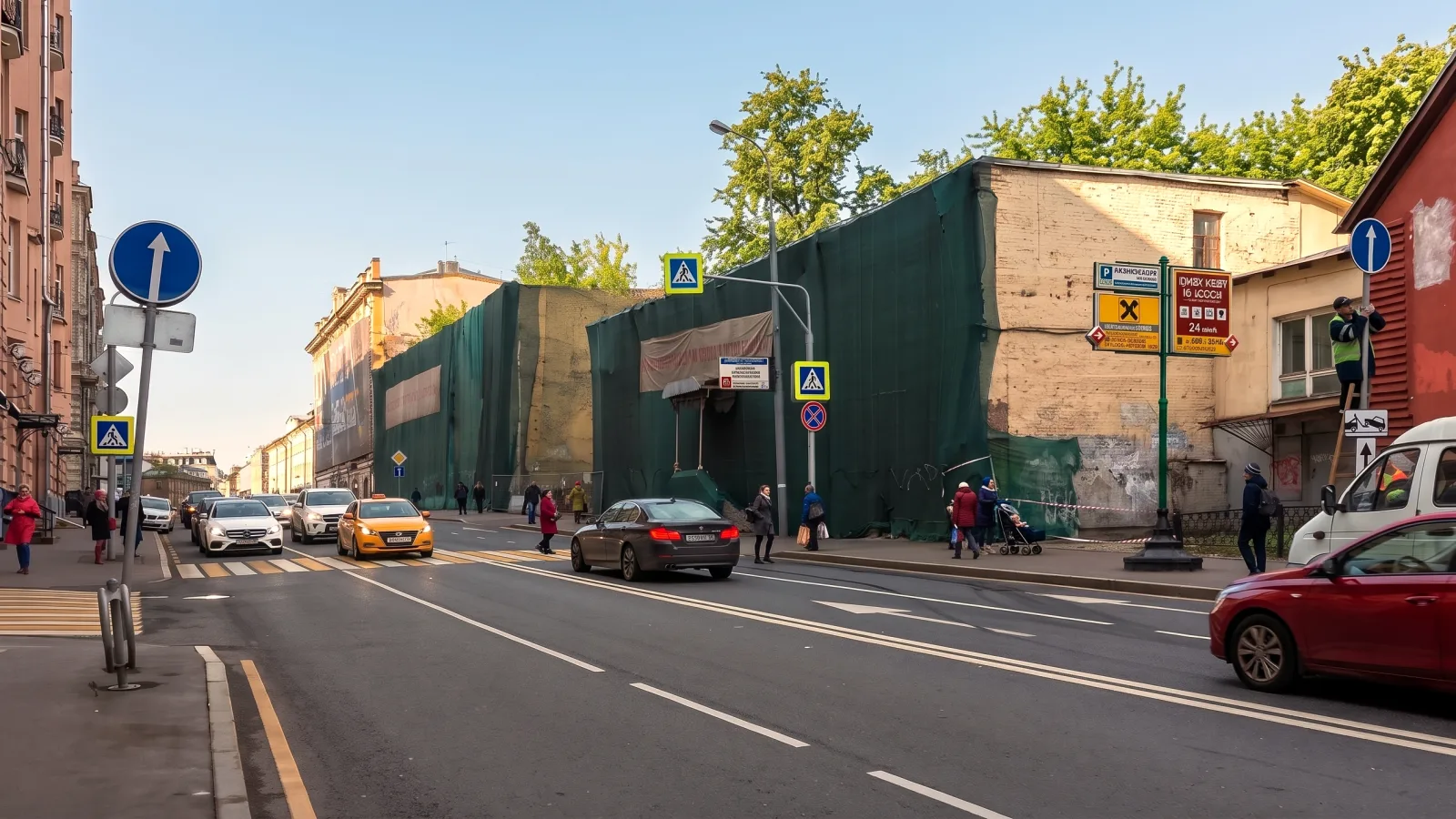 Исторические дома на Остоженке в реставрационных лесах