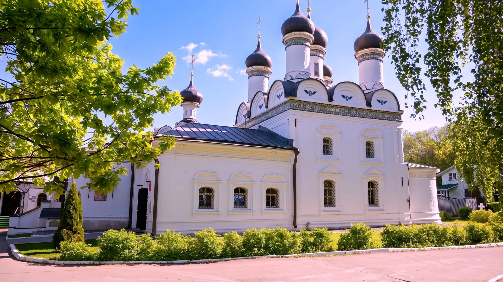 Белокаменная церковь Покрова Пресвятой Богородицы в Братцеве с пятью главами летом