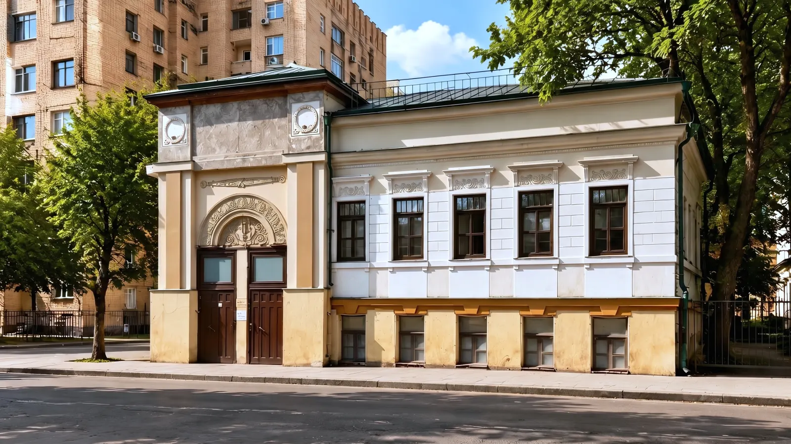 Особняк 1910 года на улице Достоевского, 19 с лепной аркой над входом
